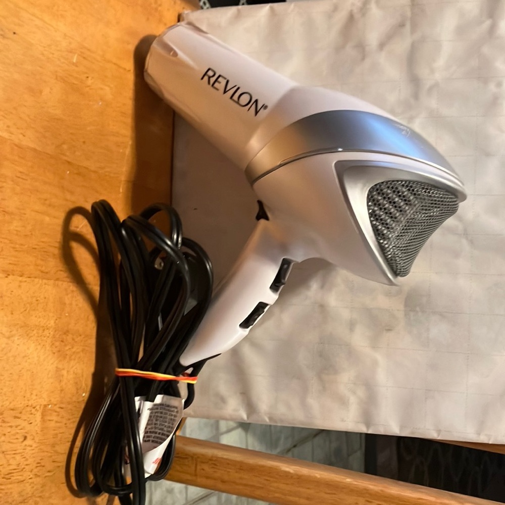 Like new !! Revlon full style hair blow dryer in perfect condition , pretty